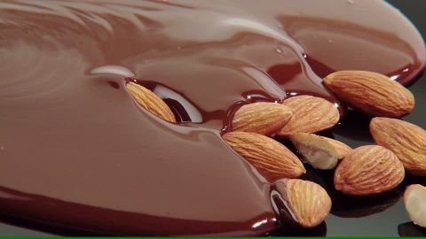 942521001-whole-milk-chocolate-chocolate-with-nuts-melted-almond